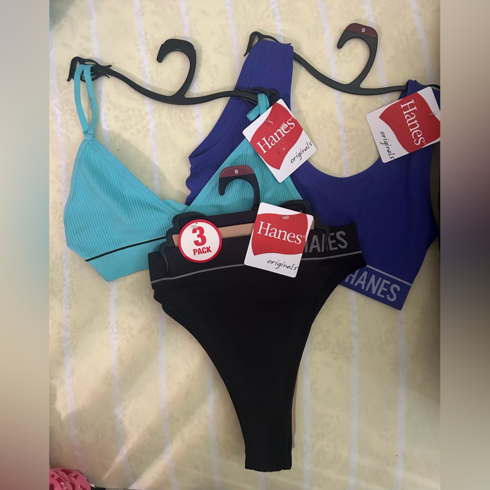 Hanes 2 Wirefree bra and Cheeky undies